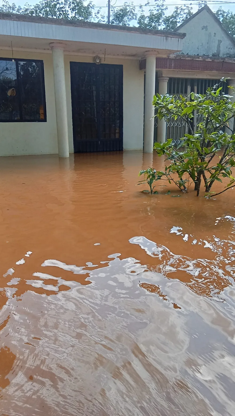 Một căn nhà của người dân ở TP Đồng Xoài bị ngập sâu chiều ngày 3-10