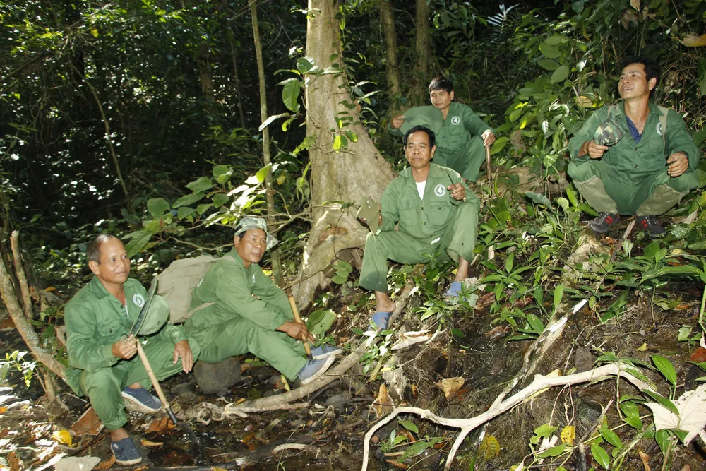 Cộng đồng nhận khoán bảo vệ rừng thôn Bù Dốt, xã Bù Gia Mập, huyện Bù Gia Mập dừng chân nghỉ ngơi trong lúc đi tuần tra, bảo vệ rừng đặc dụng Vườn quốc gia Bù Gia Mập
