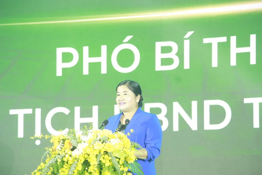 Bà Trần Tuệ Hiền, Chủ tịch UBND tỉnh Bình Phước phát biểu tại buổi lễ Bà Trần Tuệ Hiền, Chủ tịch UBND tỉnh Bình Phước phát biểu tại buổi lễ
