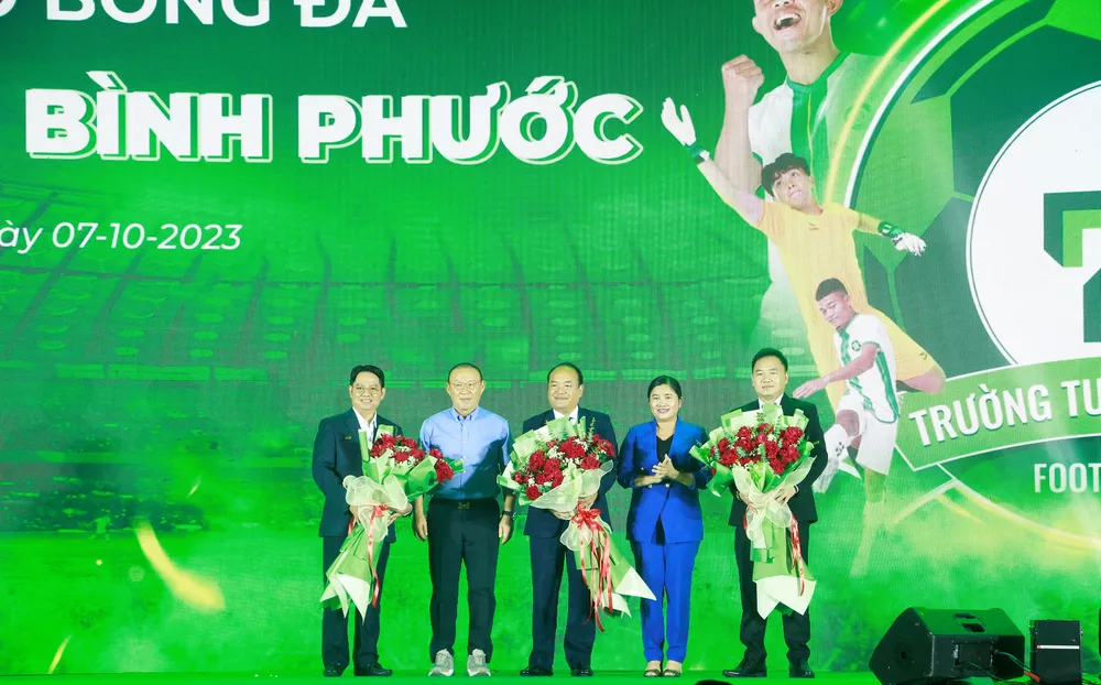 HLV Park Hang Seo và bà Trần Tuệ Hiền, Chủ tịch UBND tỉnh Bình Phước tặng quà cho Tập đoàn Trường Tươi tại buổi lễ HLV Park Hang Seo và bà Trần Tuệ Hiền, Chủ tịch UBND tỉnh Bình Phước tặng quà cho Tập đoàn Trường Tươi tại buổi lễ