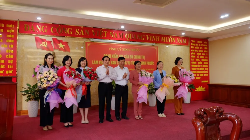 Đồng chí Phan Đình Trạc và đồng chí Nguyễn Mạnh Cường tặng hoa chúc mừng các đồng chí nữ tham gia Ban thường vụ Tỉnh ủy Bình Phước nhân Ngày Phụ nữ Việt Nam 20-10