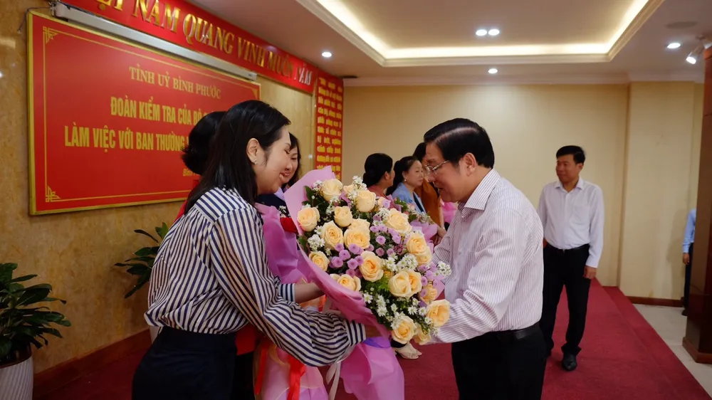 Đồng chí Phan Đình Trạc và đồng chí Nguyễn Mạnh Cường tặng hoa chúc mừng các đồng chí nữ tham gia Ban thường vụ Tỉnh ủy Bình Phước nhân Ngày Phụ nữ Việt Nam 20-10