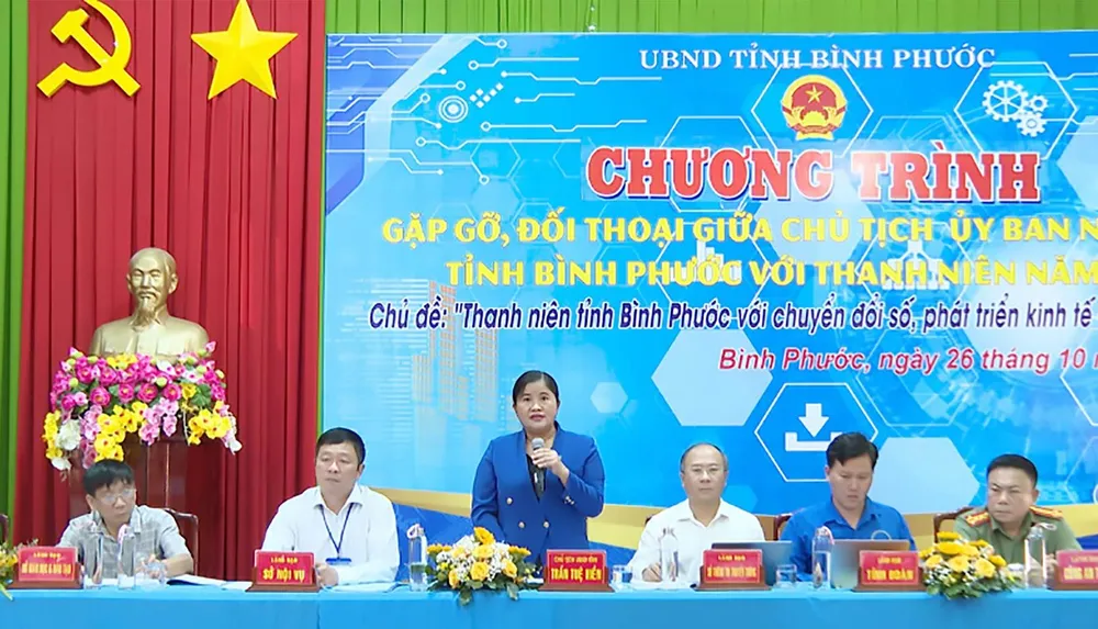 Bà Trần Tuệ Hiền, Chủ tịch UBND tỉnh Bình Phước, trả lời câu hỏi của thanh niên tại buổi đối thoại Bà Trần Tuệ Hiền, Chủ tịch UBND tỉnh Bình Phước, trả lời câu hỏi của thanh niên tại buổi đối thoại