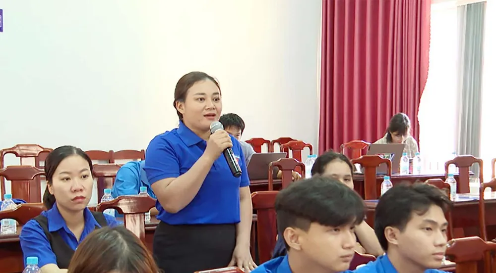 Các bạn thanh niên đặt câu hỏi đến lãnh đạo tại buổi đối thoại Các bạn thanh niên đặt câu hỏi đến lãnh đạo tại buổi đối thoại