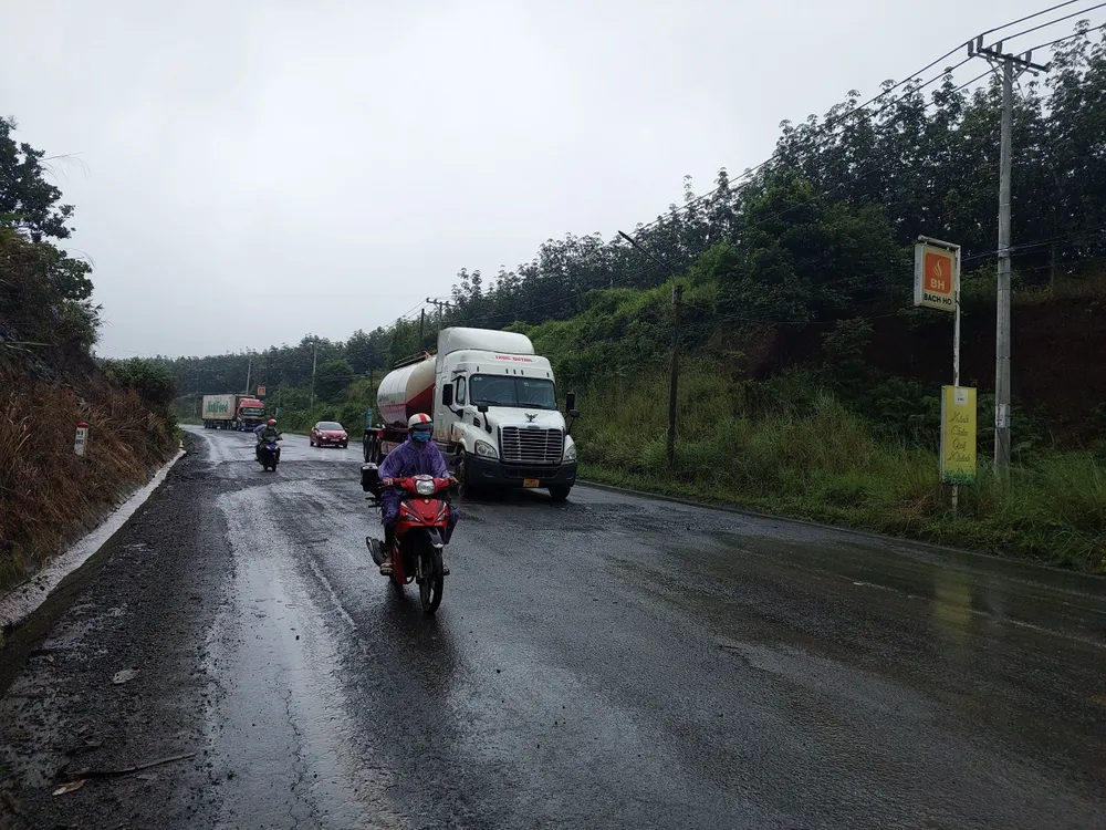 Nhiều vị trí sụt lún xuất hiện trên QL14, đoạn qua các xã Phú Sơn và Thọ Sơn, huyện Bù Đăng, tỉnh Bình Phước đã khiến tai nạn giao thông thường xuyên xảy ra Nhiều vị trí sụt lún xuất hiện trên QL14, đoạn qua các xã Phú Sơn và Thọ Sơn, huyện Bù Đăng, tỉnh Bình Phước đã khiến tai nạn giao thông thường xuyên xảy ra