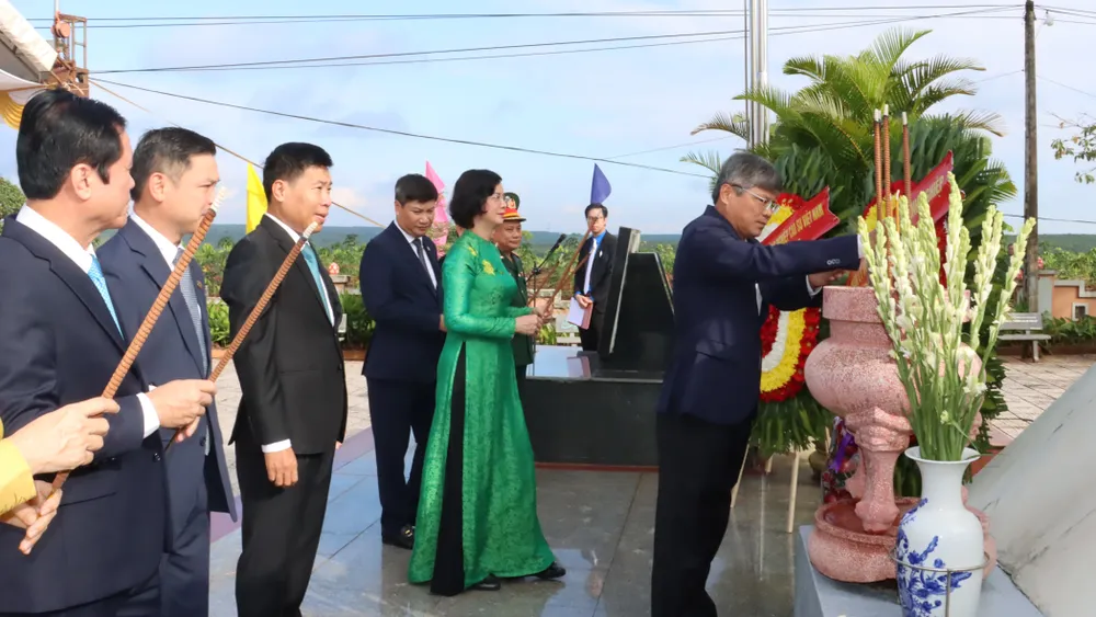 Các đại biểu thực hiện nghi thức dâng hương tại đài tưởng niệm Các đại biểu thực hiện nghi thức dâng hương tại đài tưởng niệm