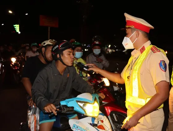 Lực lượng CSGT Trạm CSGT Quốc lộ 14 tuần tra, kiểm tra nồng độ cồn người tham gia giao thông khu vực trung tâm TP Đồng Xoài