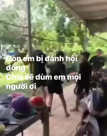 Cảnh nam sinh lớp 8 bị nhóm bạn đánh. Ảnh cắt từ clip Cảnh nam sinh lớp 8 bị nhóm bạn đánh. Ảnh cắt từ clip