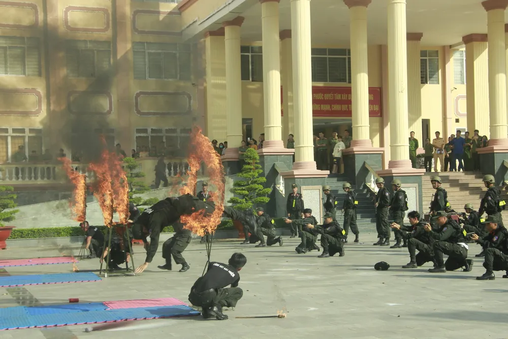 Các chiến sĩ CAND trình diễn nội dung vượt tường lửa tại Hội thi Điều lệnh, quân sự, võ thuật CAND tỉnh Bình Phước, diễn ra sáng 22-11