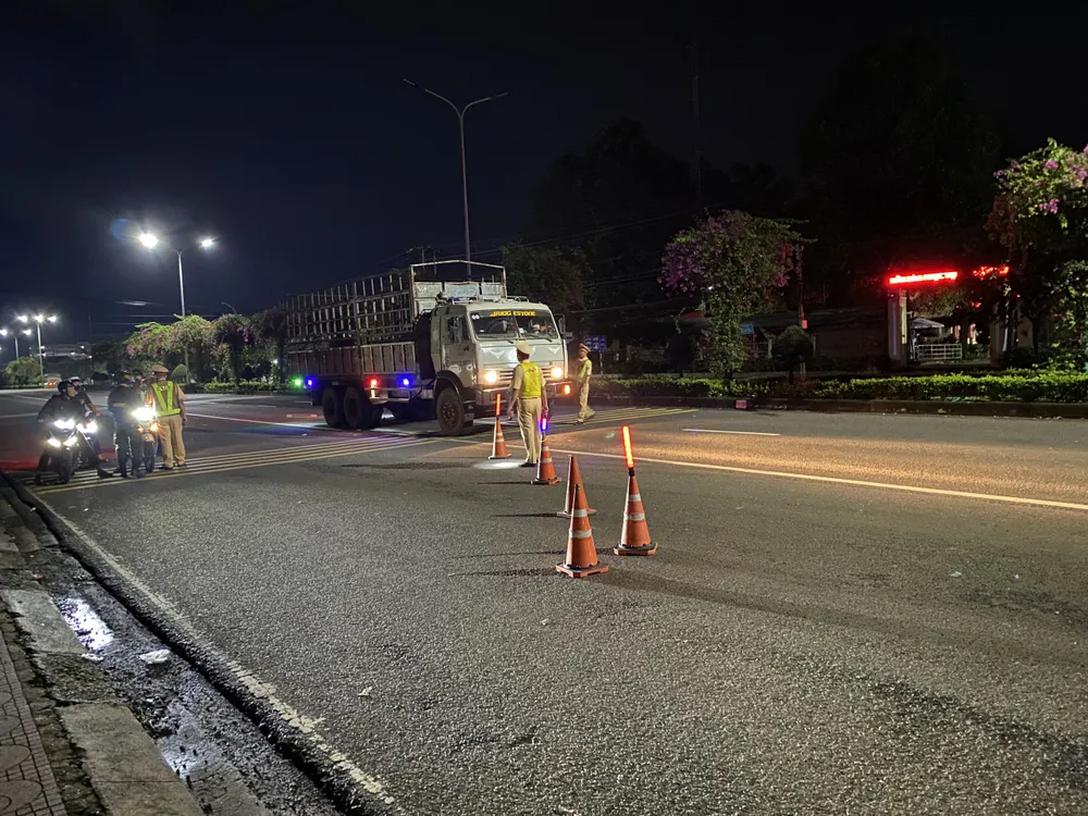 Lực lượng Cảnh sát giao thông Công an tỉnh Bình Phước kiểm tra nồng độ cồn trên quốc lộ 14, khu vực trước phường Tiến Thành, TP Đồng Xoài