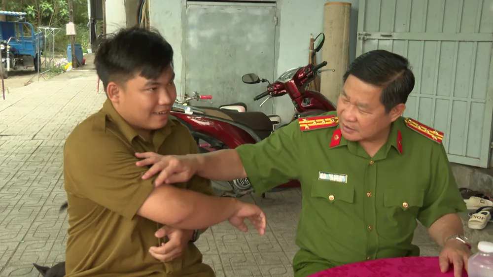 Đại tá Lâm Văn Long, Phó Giám đốc Công an tỉnh Bình Phước thăm hỏi, động viên sức khỏe anh Lê Ngọc Phú, bảo vệ dân phố phường Hưng Long, thị xã Chơn Thành Đại tá Lâm Văn Long, Phó Giám đốc Công an tỉnh Bình Phước thăm hỏi, động viên sức khỏe anh Lê Ngọc Phú, bảo vệ dân phố phường Hưng Long, thị xã Chơn Thành