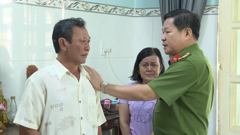 Đại tá Lâm Văn Long, Phó Giám đốc Công an tỉnh Bình Phước động viên thân nhân gia đình anh Hoàng Nhật Tiến, thành viên Tổ xung kích phòng chống tội phạm phường Hưng Long, thị xã Chơn Thành Đại tá Lâm Văn Long, Phó Giám đốc Công an tỉnh Bình Phước động viên thân nhân gia đình anh Hoàng Nhật Tiến, thành viên Tổ xung kích phòng chống tội phạm phường Hưng Long, thị xã Chơn Thành