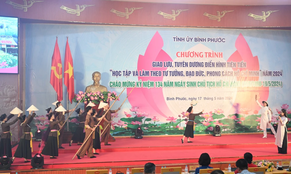 Một tiết mục văn nghệ tại chương trình - 2.JPG