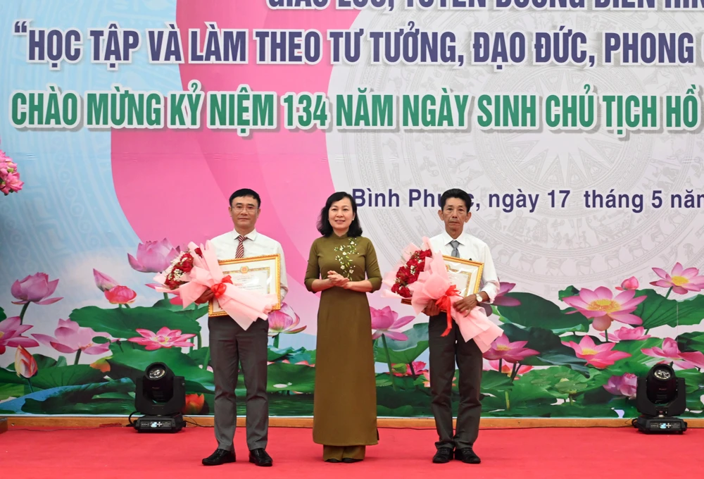 Đồng chí Huỳnh Thị Hằng, Phó Bí thư Thường trực Tỉnh ủy, Chủ tịch HĐND tỉnh trao bằng khen của Ban Tuyên giáo Trung ương cho các tập thể, cá nhân - 4.jpg