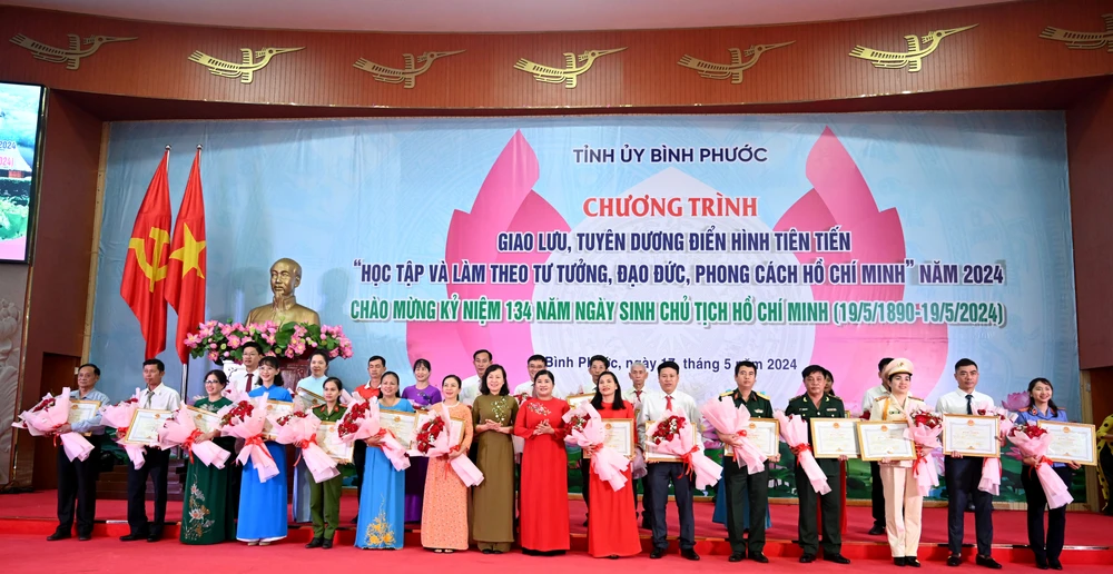 Lãnh đạo tỉnh Bình Phước chụp hình lưu niệm cùng các tập thể, cá nhân được tuyên dương tại chương trình - 4.jpg