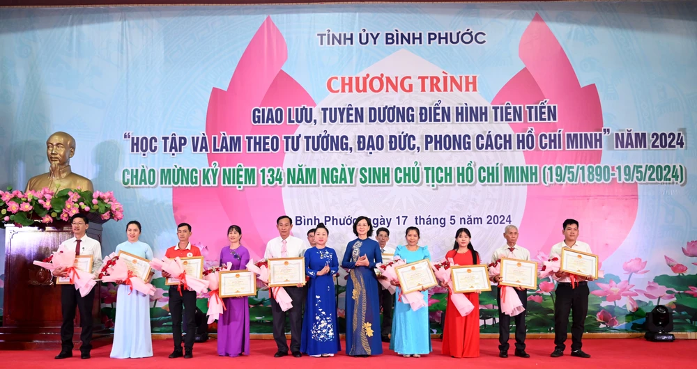 Lãnh đạo tỉnh Bình Phước trao bằng khen của Chủ tịch UBND tỉnh và tặng hoa chúc mừng các tập thể, cá nhân - 5.jpg
