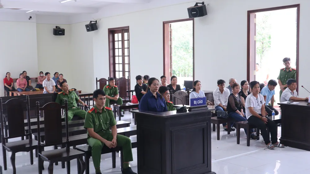 Bị cáo Trần Thị Chấm tại tòa, ngày 6-6 67a90f614c1eef40b60f.jpg