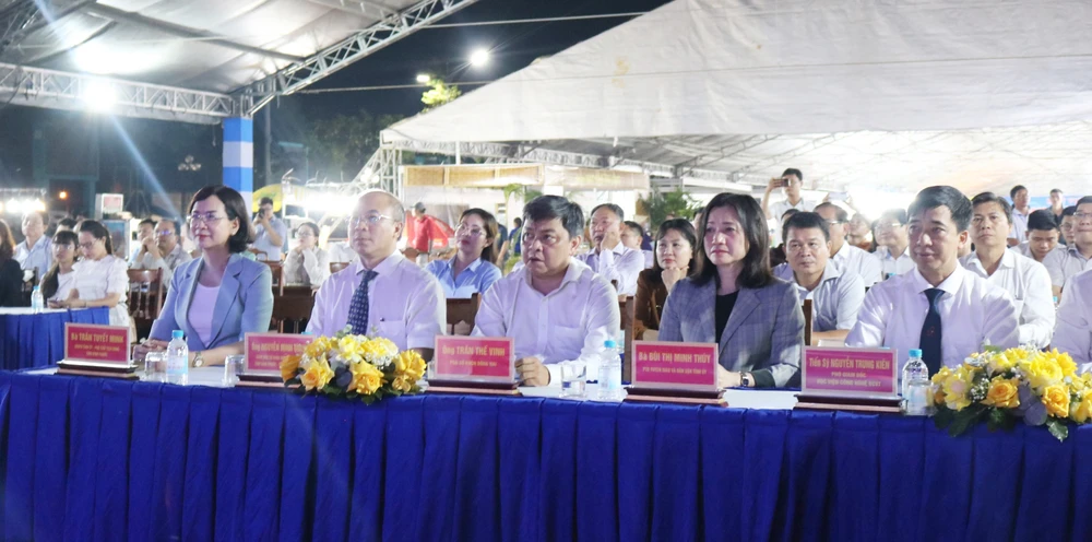 Các đại biểu tham dự chương trình - 1.jpg