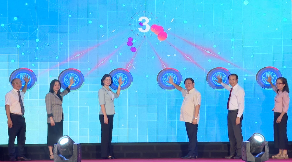 Các đại biểu bấm nút khai mạc Tuần lễ công nghệ số và Hội chợ thương mại, ẩm thực, hàng tiêu dùng - 3.png