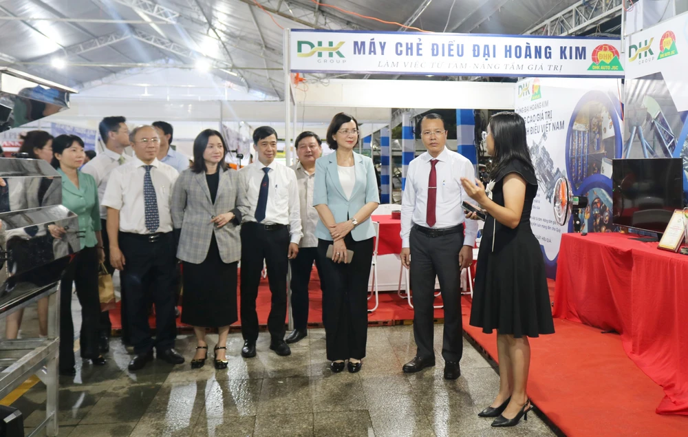 Các đại biểu tham quan các gian hàng trưng bày tại Hội chợ thương mại, ẩm thực, hàng tiêu dùng - 4.jpg