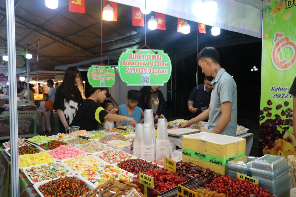 Các đại biểu tham quan các gian hàng trưng bày tại Hội chợ thương mại, ẩm thực, hàng tiêu dùng - 6.jpg