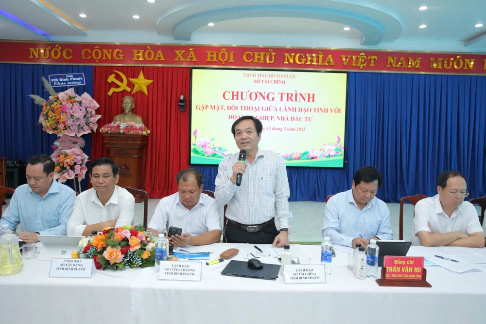 Đại diện lãnh đạo các sở, ban ngành tỉnh Bình Phước trả lời, giải đáp ý kiến tại chương trình - 3.jpg