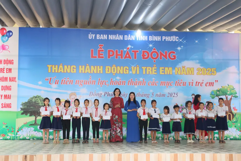 Les dirigeants de la province de Binh Phuoc ont offert des cadeaux aux enfants défavorisés qui ont surmonté les difficultés pour exceller dans leurs études lors de la cérémonie. - 5.JPG