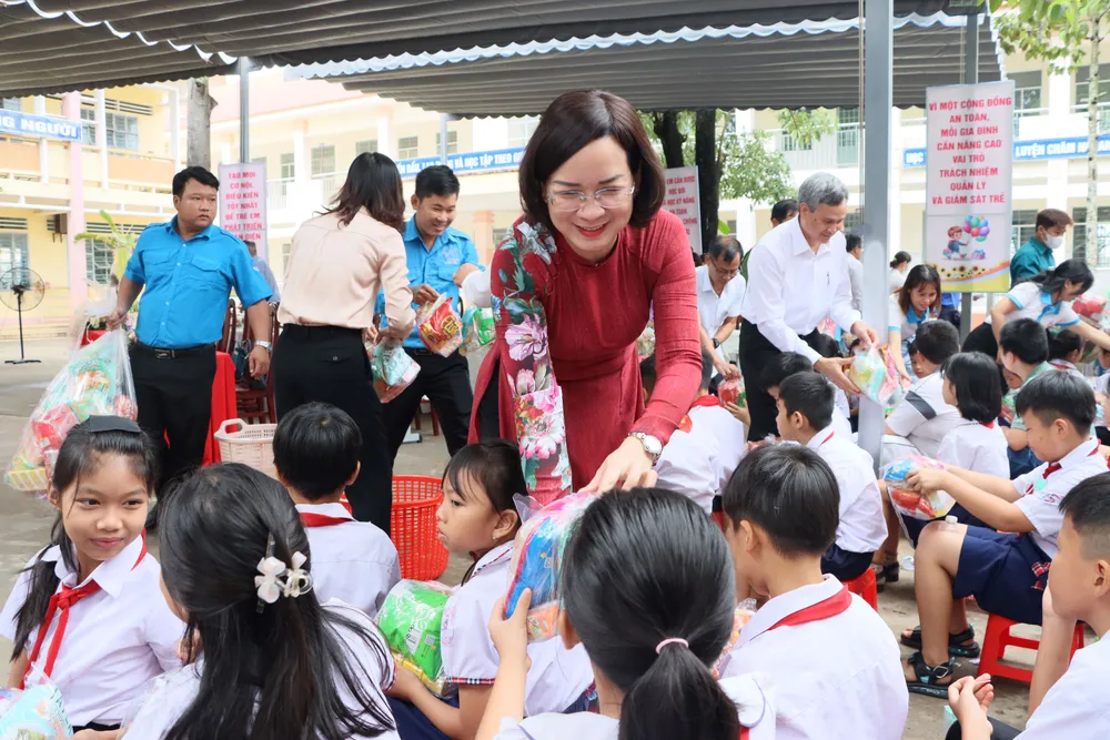 Mme Tran Tuyet Minh, vice-présidente du Comité populaire provincial de Binh Phuoc, a offert des cadeaux aux étudiants lors de la cérémonie. - 6.JPG