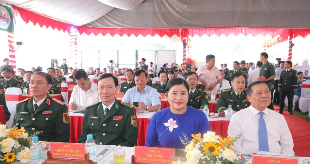 Các đại biểu tham dự buổi lễ - 1.jpg