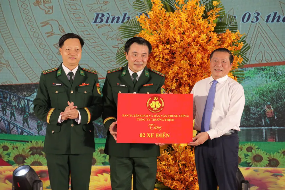 Ủy viên Trung ương Đảng, Phó Trưởng ban Thường trực Ban Tuyên giáo và Dân vận Trung ương Lại Xuân Môn tặng quà cho cán bộ, chiến sĩ Bộ đội Biên phòng Bình Phước - 4.jpg