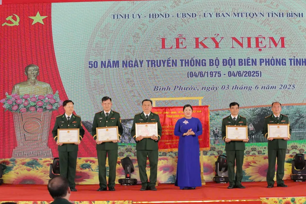 Chủ tịch UBND tỉnh Bình Phước Trần Tuệ Hiền tặng Bằng khen của UBND tỉnh cho các tập thể, cá nhân thuộc Bộ đội Biên phòng Bình Phước tại buổi lễ - 6.jpg