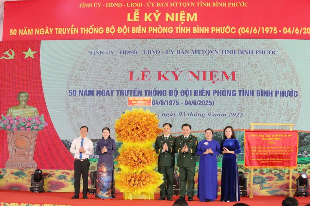 Tỉnh ủy, HĐND, UBND, Ủy ban MTTQ Việt Nam tỉnh Bình Phước tặng hoa chúc mừng cán bộ, chiến sĩ Bộ đội Biên phòng tỉnh hoa.jpg