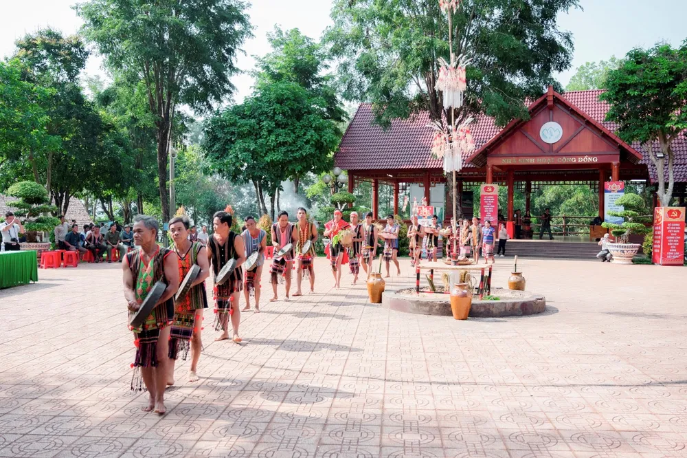 Tiết mục múa cồng chiêng của đồng bào S'tiêng trong một lễ hội truyền thống diễn ra tại Khu bảo tồn văn hóa dân tộc S'tiêng sóc Bom Bo - 1.jpg