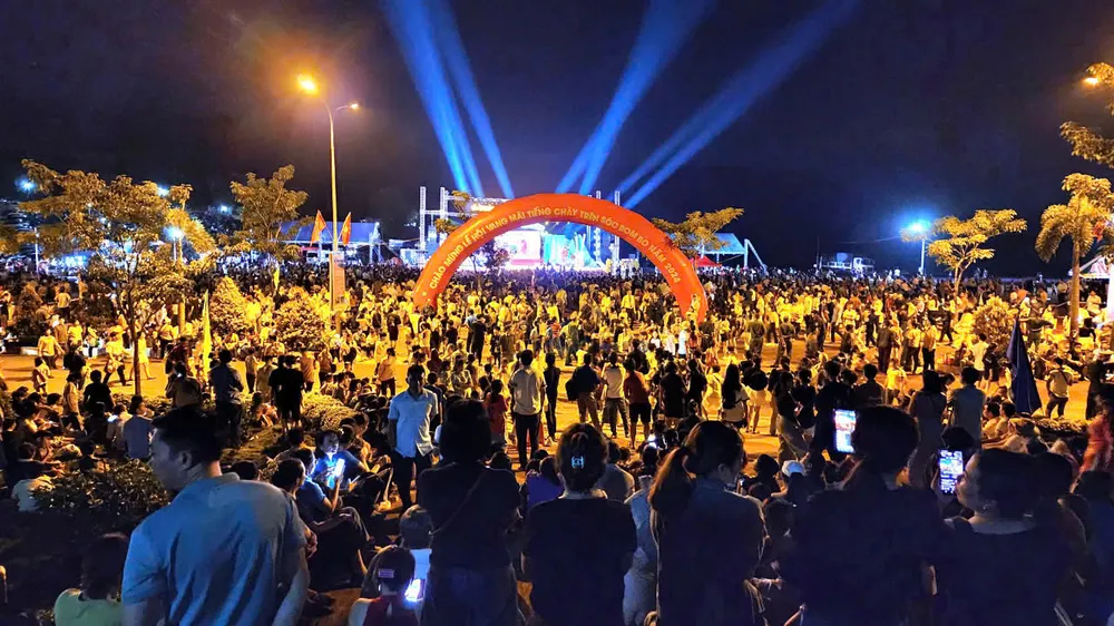 Đông đảo du khách đến tham dự Lễ hội vang mãi "Tiếng chày trên sóc Bom Bo" diễn ra tháng 11-2024 - 9.jpg