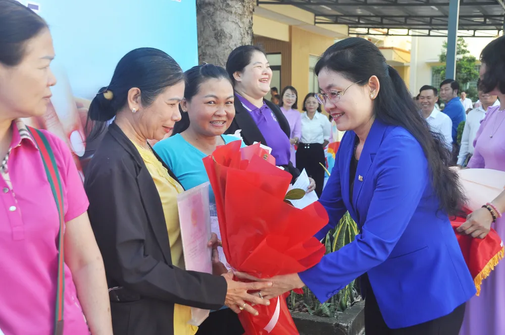 Ủy viên dự khuyết Trung ương Đảng, Bí thư Tỉnh ủy Tôn Ngọc Hạnh tặng hoa và quà cho công dân đến giải quyết thủ tục hành chính sáng 16-6 (3).JPG