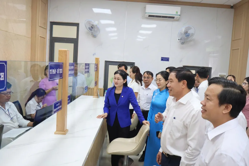 Các đại biểu tham quan mô hình tổ chức bộ máy phường Đồng Xoài tại Hội nghị ra mắt Ban trù bị và vận hành thử nghiệm của phường này ngày 16-6 (5).jpg
