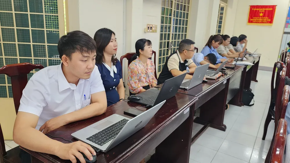 Cán bộ, công chức tham gia tập huấn (3).jpg