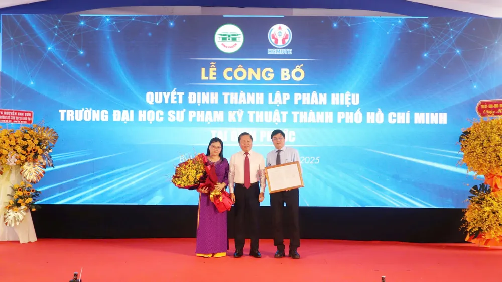 Thứ trưởng Bộ GD-ĐT Lê Tấn Dũng trao quyết định và tặng hoa chúc mừng HCMUTE thành lập phân hiệu tại tỉnh Bình Phước - 3.jpg