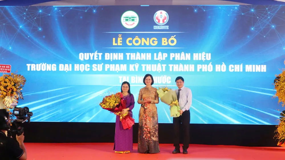 Phó Chủ tịch UBND tỉnh Bình Phước Trần Tuyết Minh tặng lẵng hoa chúc mừng tại buổi lễ - 4.jpg