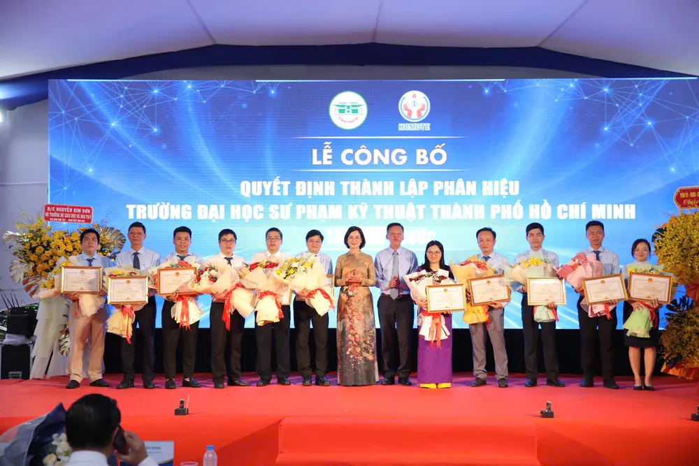 Tặng bằng khen của Chủ tịch UBND tỉnh Bình Phước cho các tập thể, cá nhân đã có đóng góp tích cực trong quá trình thành lập Phân hiệu Trường Đại học Sư phạm Kỹ thuật TPHCM tại tỉnh Bình Phước - 7.jpg