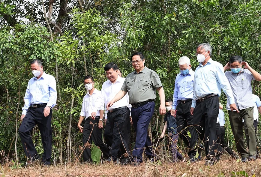 Thủ tướng Chính phủ Phạm Minh Chính cùng lãnh đạo tỉnh Bình Phước, các bộ, ngành Trung ương đi khảo sát thực tế khu vực khôi phục cầu Mã Đà để mở đường kết nối Đồng Nai và Bình Phước, ngày 20-3-2022 1.jpg