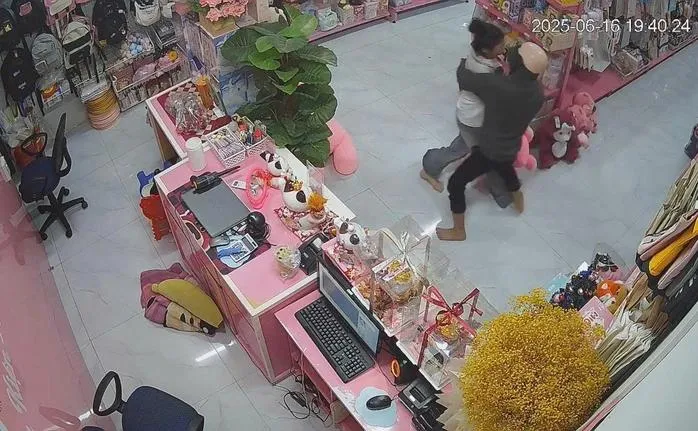 Hình ảnh 2 đối tượng khống chế chị Lê Nguyễn Tường V. để cướp tài sản. Ảnh cắt từ camera 3.jpg