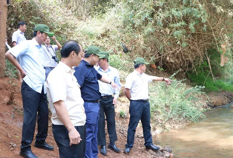 Đoàn công tác của UBND tỉnh Đồng Nai khảo sát thực tế khu vực khôi phục cầu Mã Đà để mở đường kết nối Đồng Nai và Bình Phước, ngày 13-3 DONG NA 1.jpg