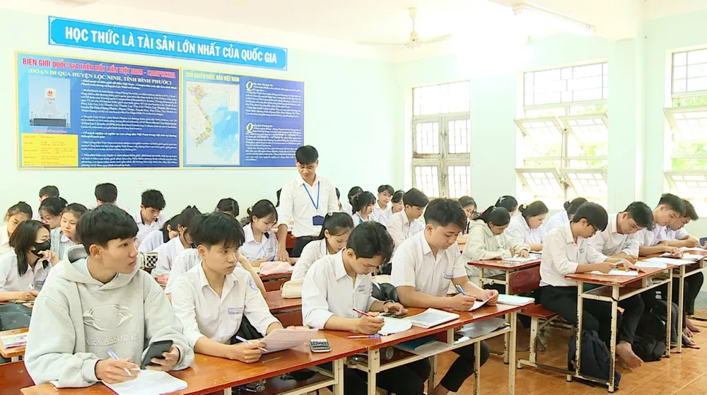 Thầy và trò Trường THPT Lộc Thái (huyện Lộc Ninh) tích cực ôn luyện để chuẩn bị cho kỳ thi tốt nghiệp THPT 2025 - 1.jpg