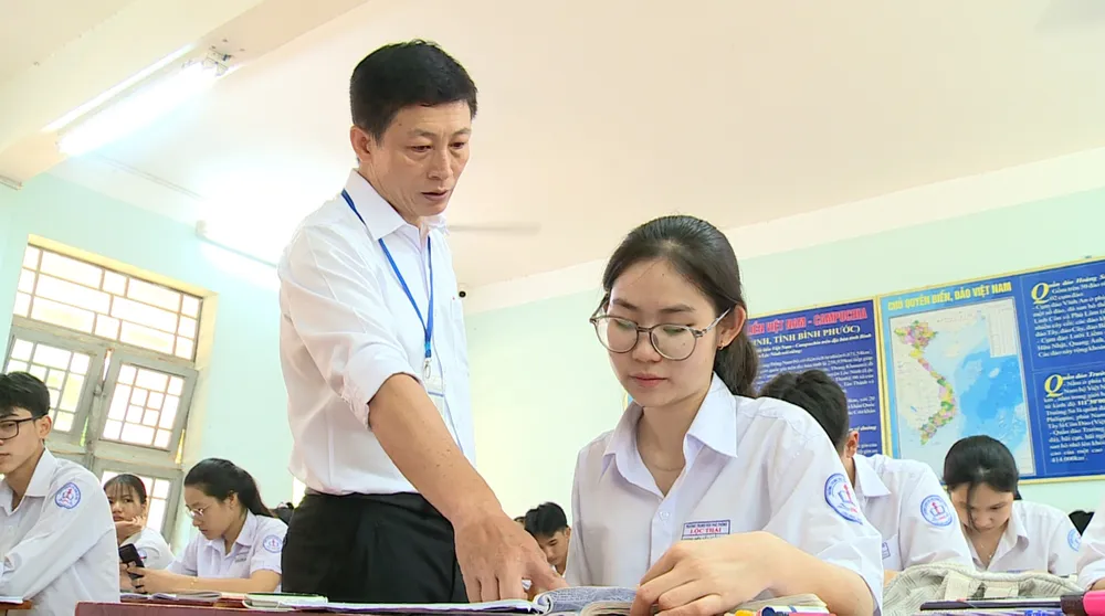 Thầy và trò Trường THPT Lộc Thái (huyện Lộc Ninh) tích cực ôn luyện để chuẩn bị cho kỳ thi tốt nghiệp THPT 2025 - 2.jpg