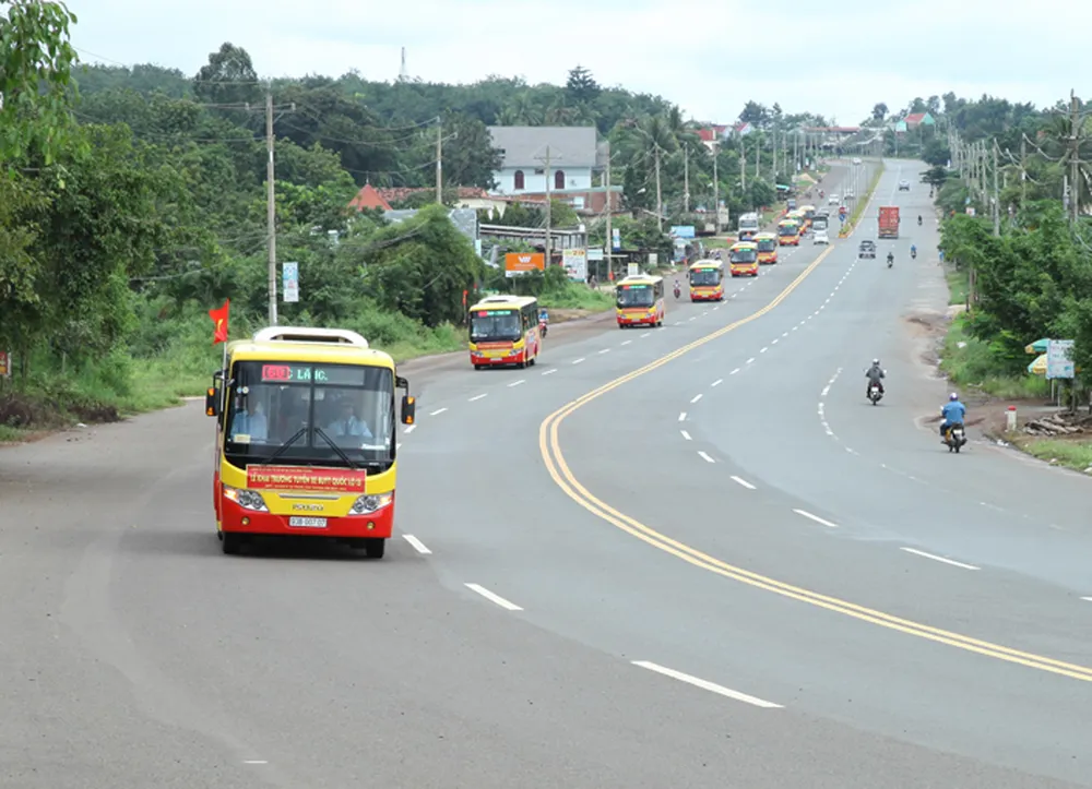 Die in der Provinz Binh Phuoc verkehrenden Buslinien ermöglichen den Menschen ein bequemes und kostengünstiges Reisen. 1.JPG