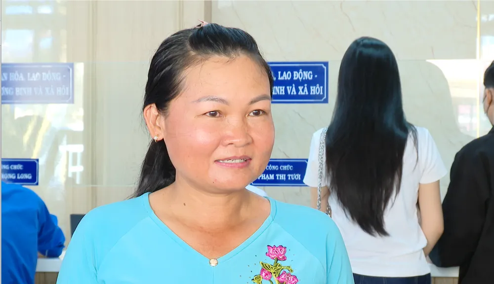 Bà Nguyễn Trúc Xuyên, phường Đồng Xoài, tỉnh Đồng Nai bày tỏ niềm vui khi những thủ tục hành chính được giải quyết nhanh, thuận tiện - 3.png