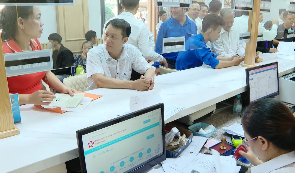 Người dân đến giải quyết thủ tục hành chính tại Trung tâm Phục vụ hành chính công phường Đồng Xoài vào sáng 1-7 - 4.png