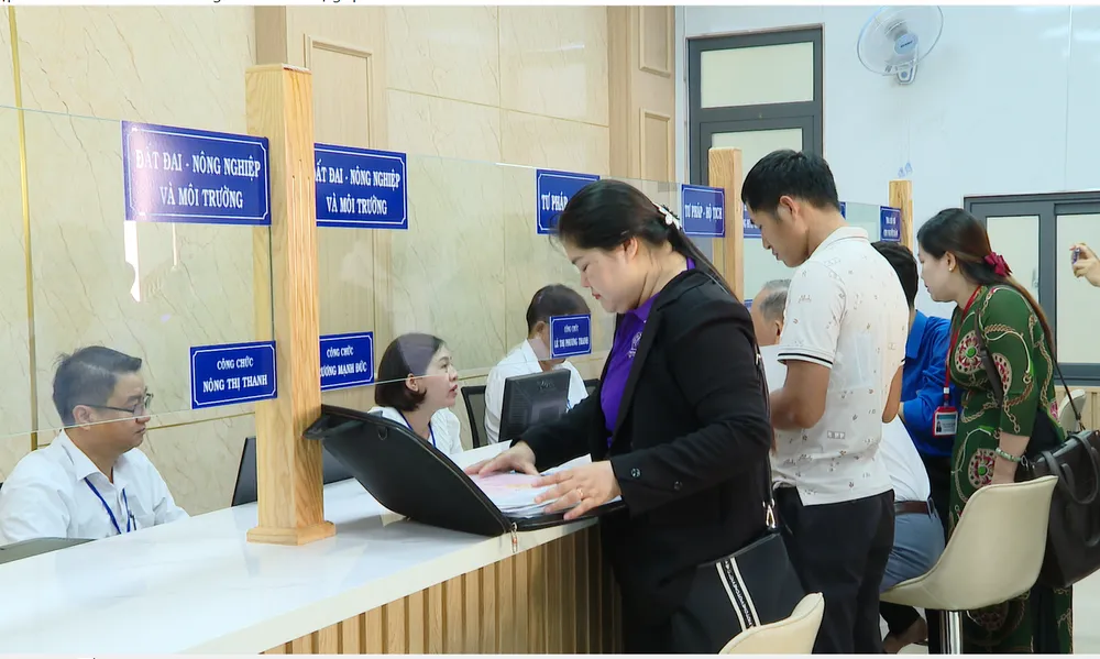Người dân đến giải quyết thủ tục hành chính tại Trung tâm Phục vụ hành chính công phường Đồng Xoài vào sáng 1-7 - 5.png