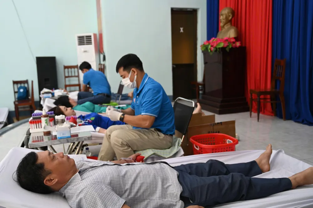 Đông đảo các tình nguyện viên tham gia hiến máu 2.jpg